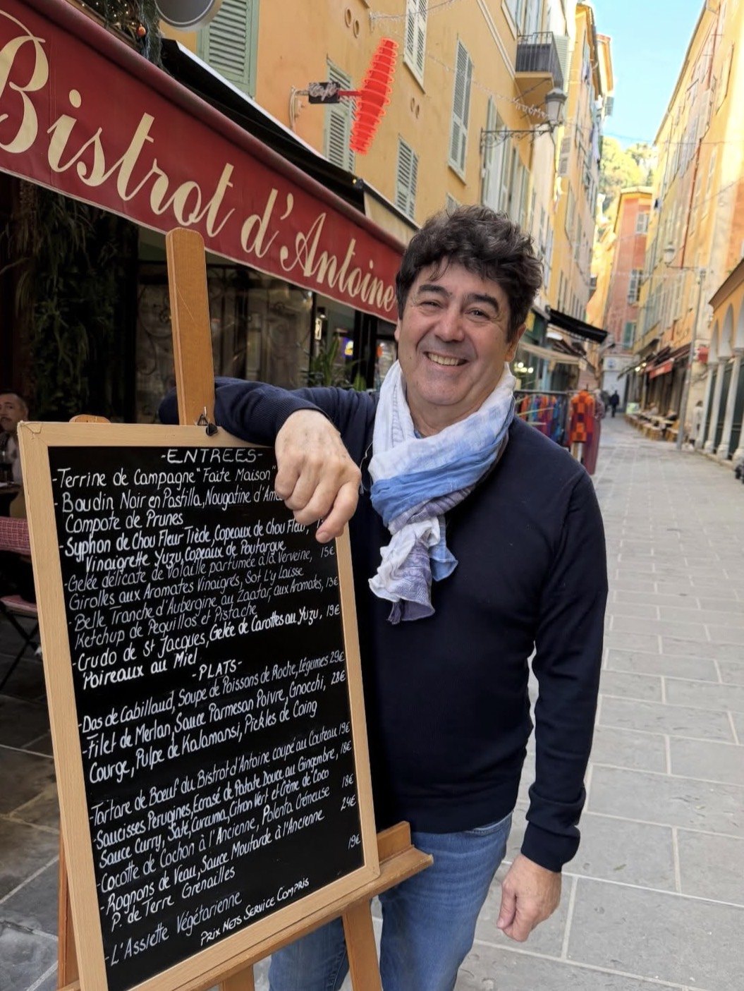 Armand Crespo devant le bistrot